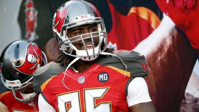 bal-ravens-defensive-end-steven-means-signs-51-001