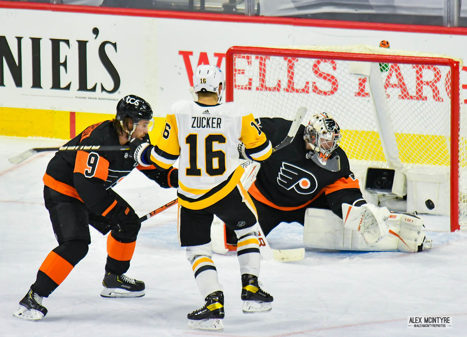 Giroux scores OT winner to lead Flyers past Penguins in outdoor game