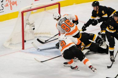 Flyers' Joel Farabee scores.