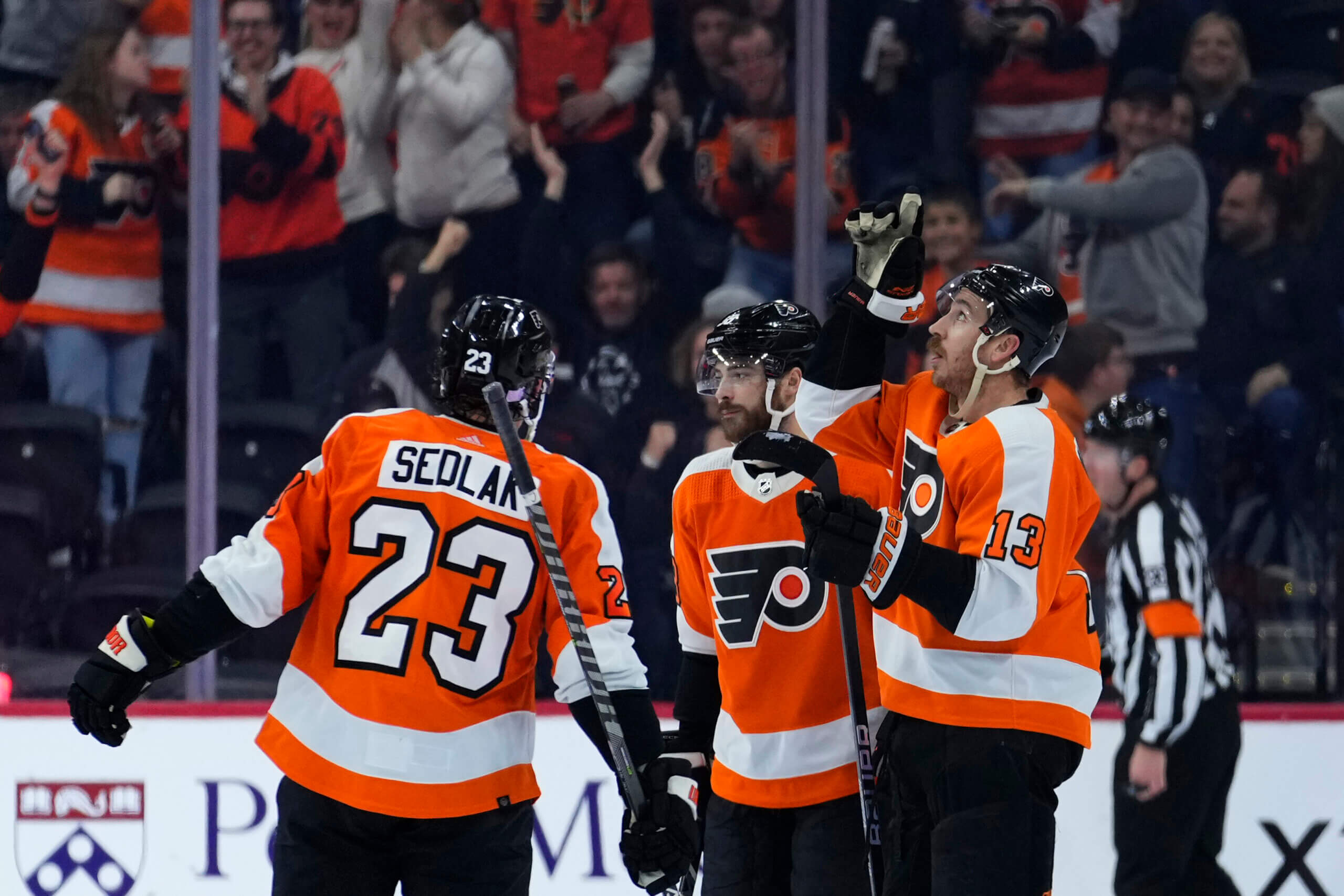 Hayes leads Flyers to win over Islanders
