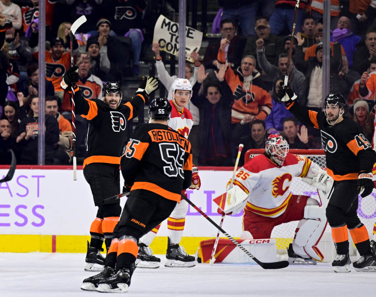 Flyers' Tanner Laczynski celebrates first NHL goal