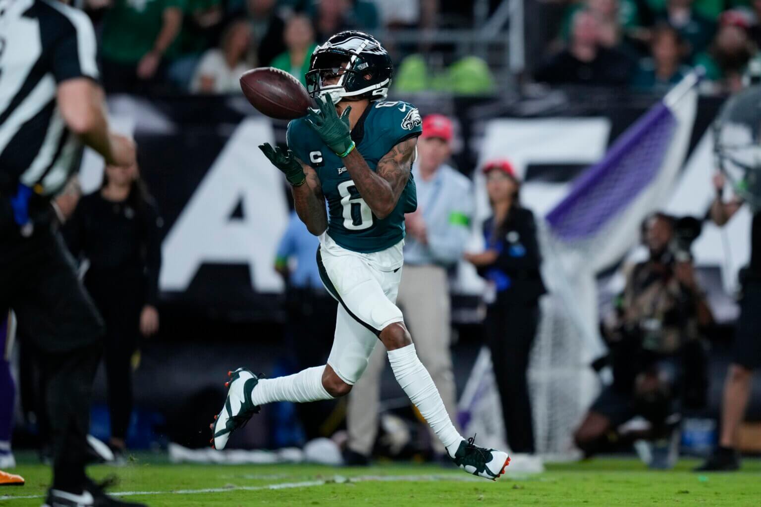 Eagles WR DeVonta Smith Dealing With ‘mild Ankle Sprain’ After Exiting ...