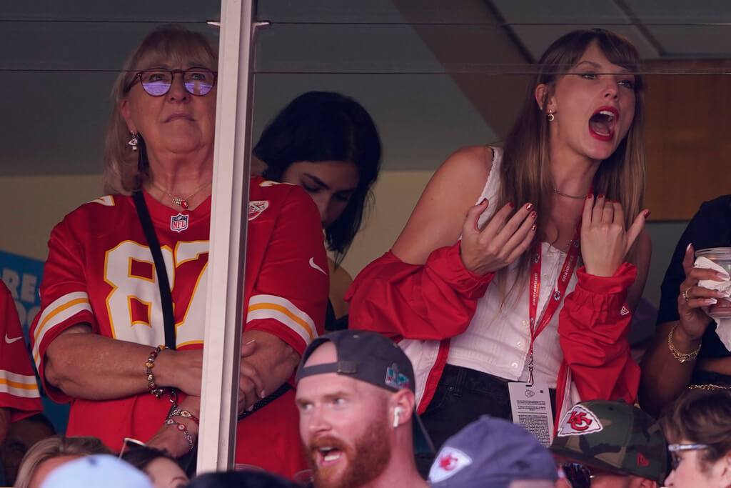 Taylor Swift fans tailgate Chiefs-Jets game at MetLife: Photos